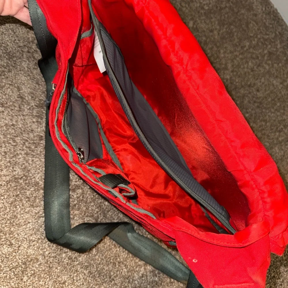 Patagonia Black Hole Messenger Bag - Red - Picture 5 of 6